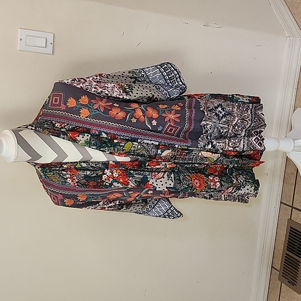 VINCENTE embroidered cardigan size small used in great condition